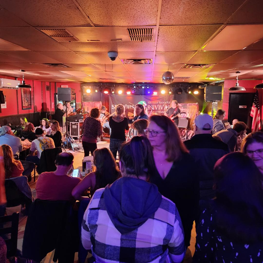 BAR CROWD 4